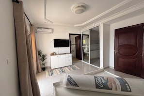3 chambres, fer et planche à repasser, Wi-Fi, draps fournis