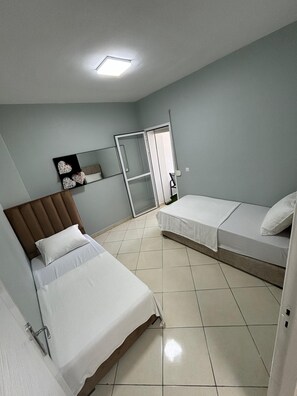 3 bedrooms, WiFi, bed sheets - Renovated 60m apartment, 2 min from bus station (Tanger)