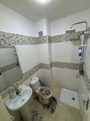 Towels, soap, toilet paper - Renovated 60m apartment, 2 min from bus station (Tanger)