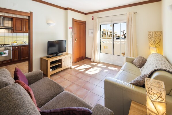 House | Living area - Apartment Near Praia do Carvalho Beach (Lagoa)