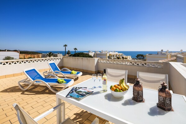 ハウス | 屋外ダイニングエリア