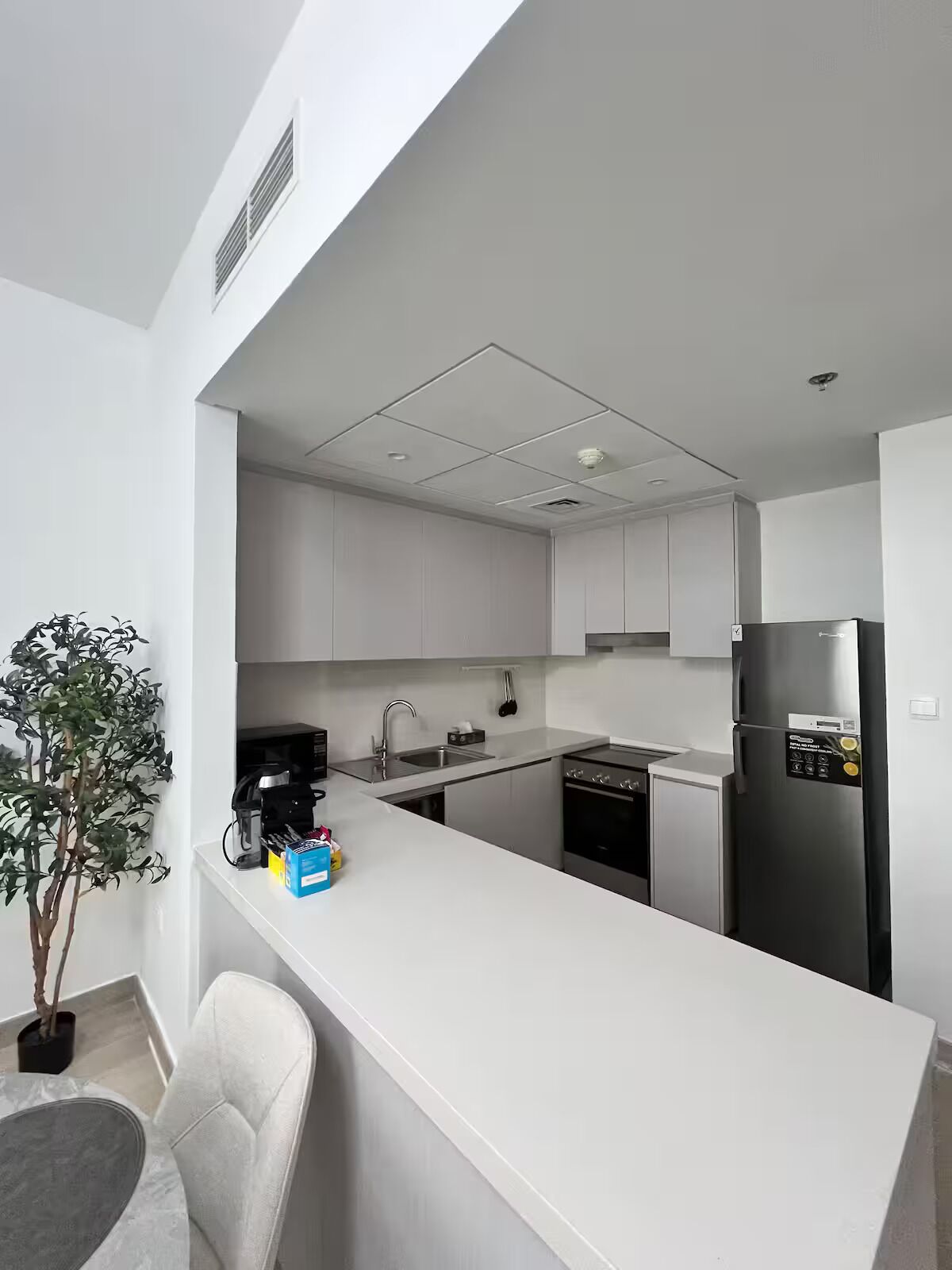 Een koelkast, een microgolfoven, een oven, een kookplaat