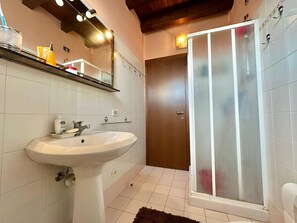 Regadera, secadora de cabello, bidet, toallas 