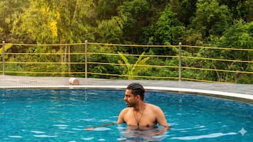 Una piscina al aire libre