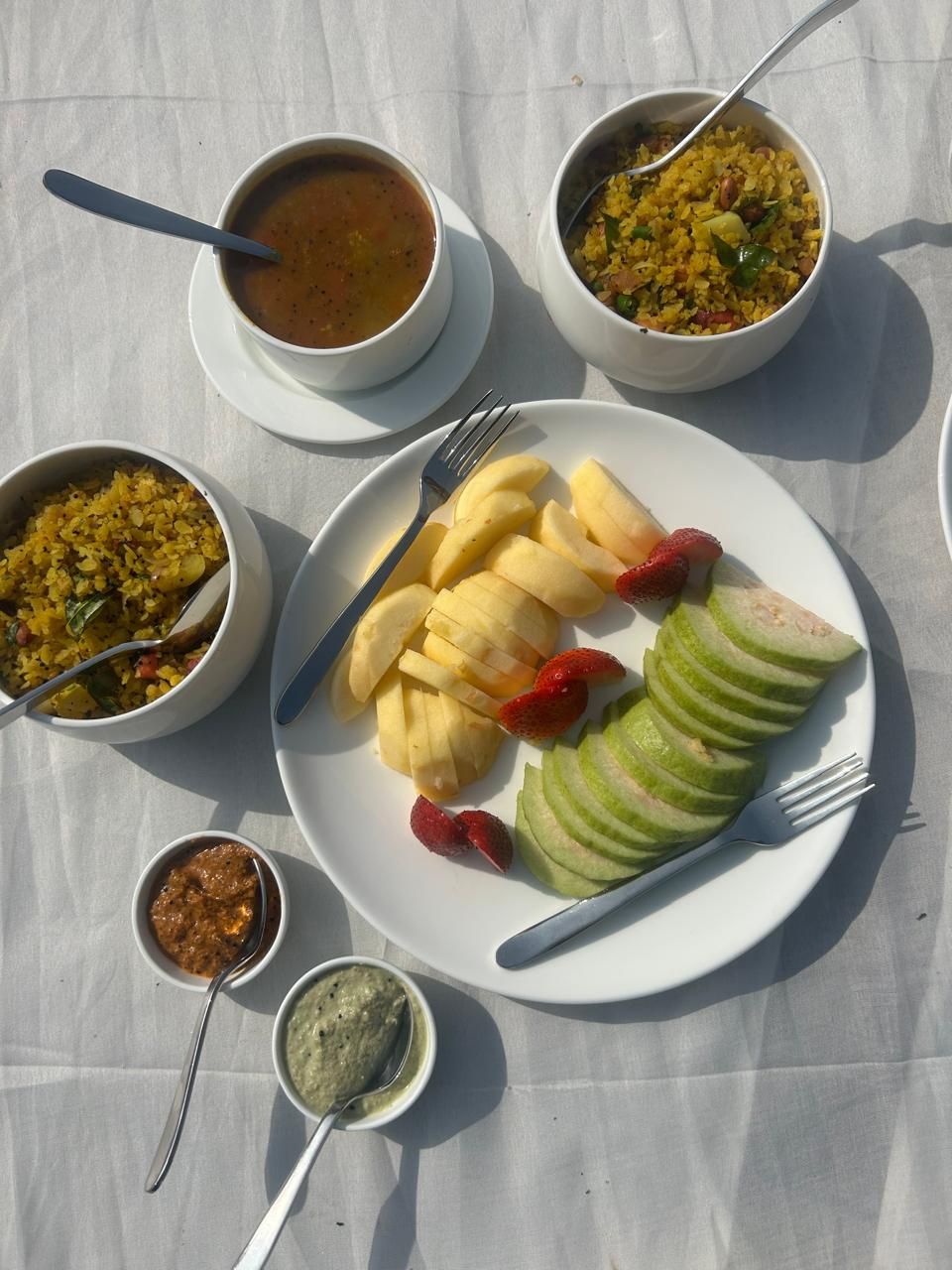 Ein Tisch mit verschiedenen Speisen, darunter Reis, Suppe und Obst.
