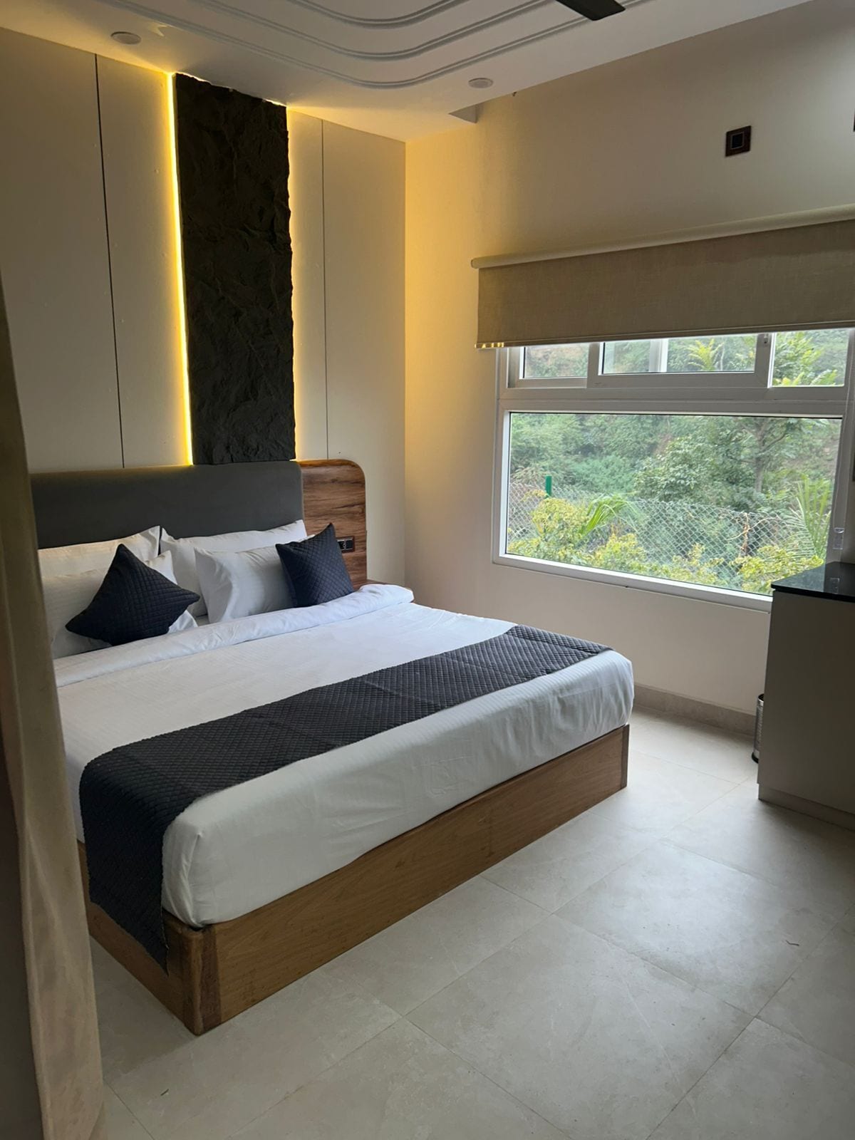 Sengetøy av topp kvalitet, safe på rommet og skrivebord