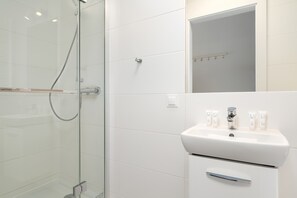 Dusche, Haartrockner, Handtücher, Shampoo