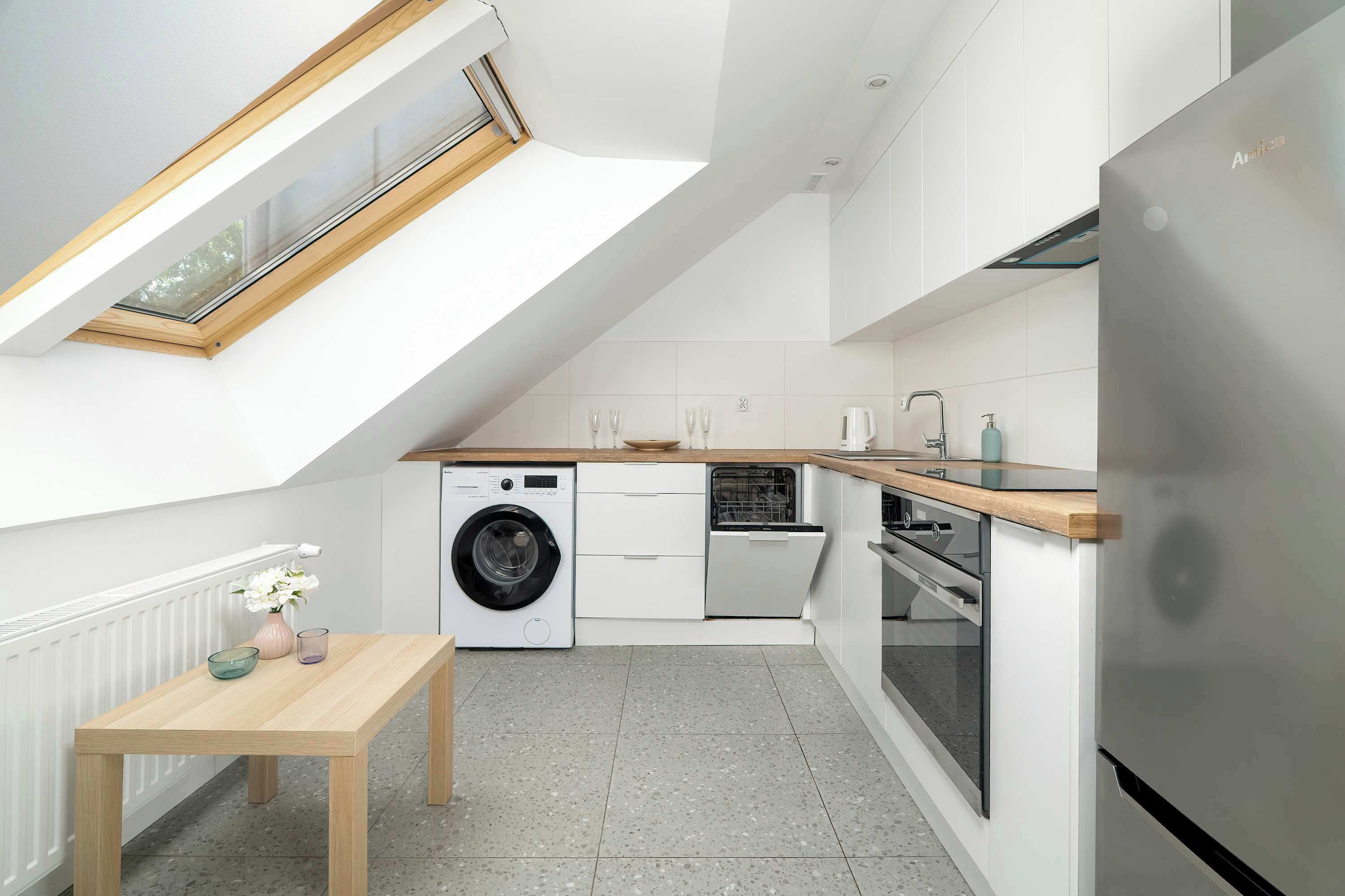 Fridge, oven, stovetop, dishwasher