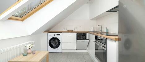 Fridge, oven, stovetop, dishwasher