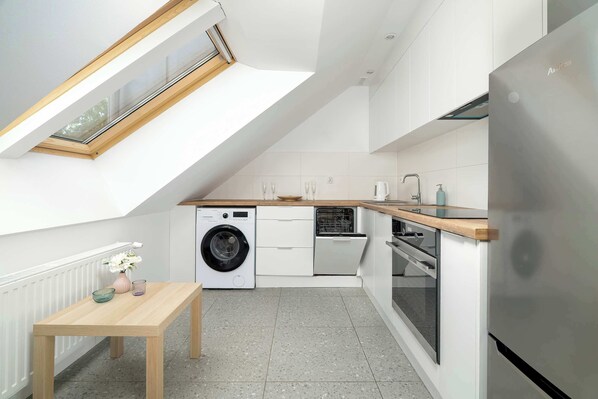 Fridge, oven, stovetop, dishwasher