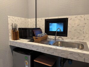 Frigorífico, microondas, utensilios de cocina y mesa de comedor