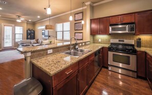 Refrigerador, microondas, horno, placa de cocina