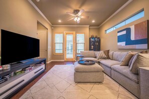 TV, offices - Modern 3BR Townhouse Near Zilker Park (Austin)