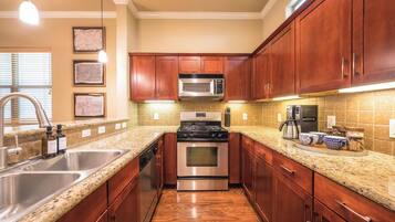 Jääkaappi, mikroaaltouuni, uuni, liesi