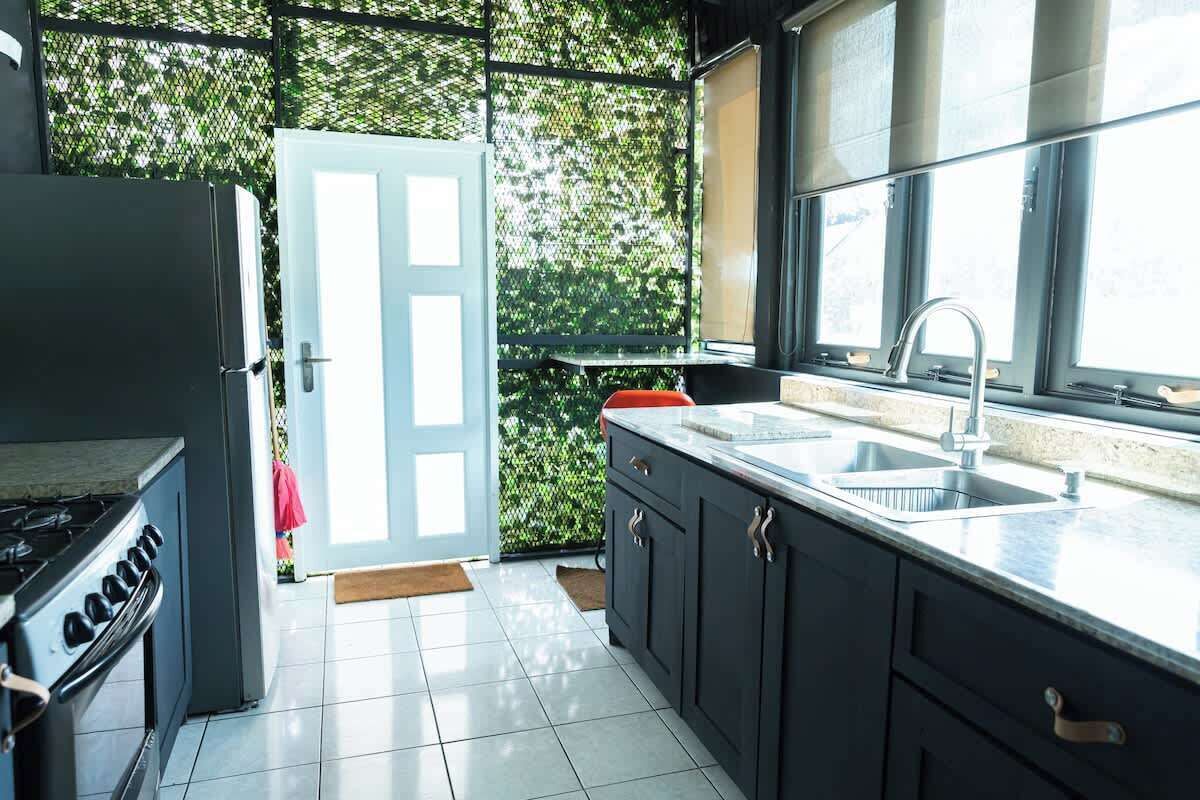 Fridge, oven, stovetop, coffee/tea maker