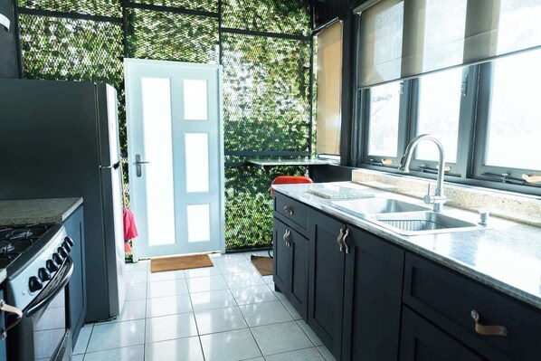 Fridge, oven, stovetop, coffee/tea maker