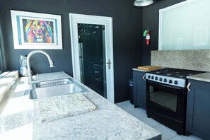Fridge, oven, stovetop, coffee/tea maker