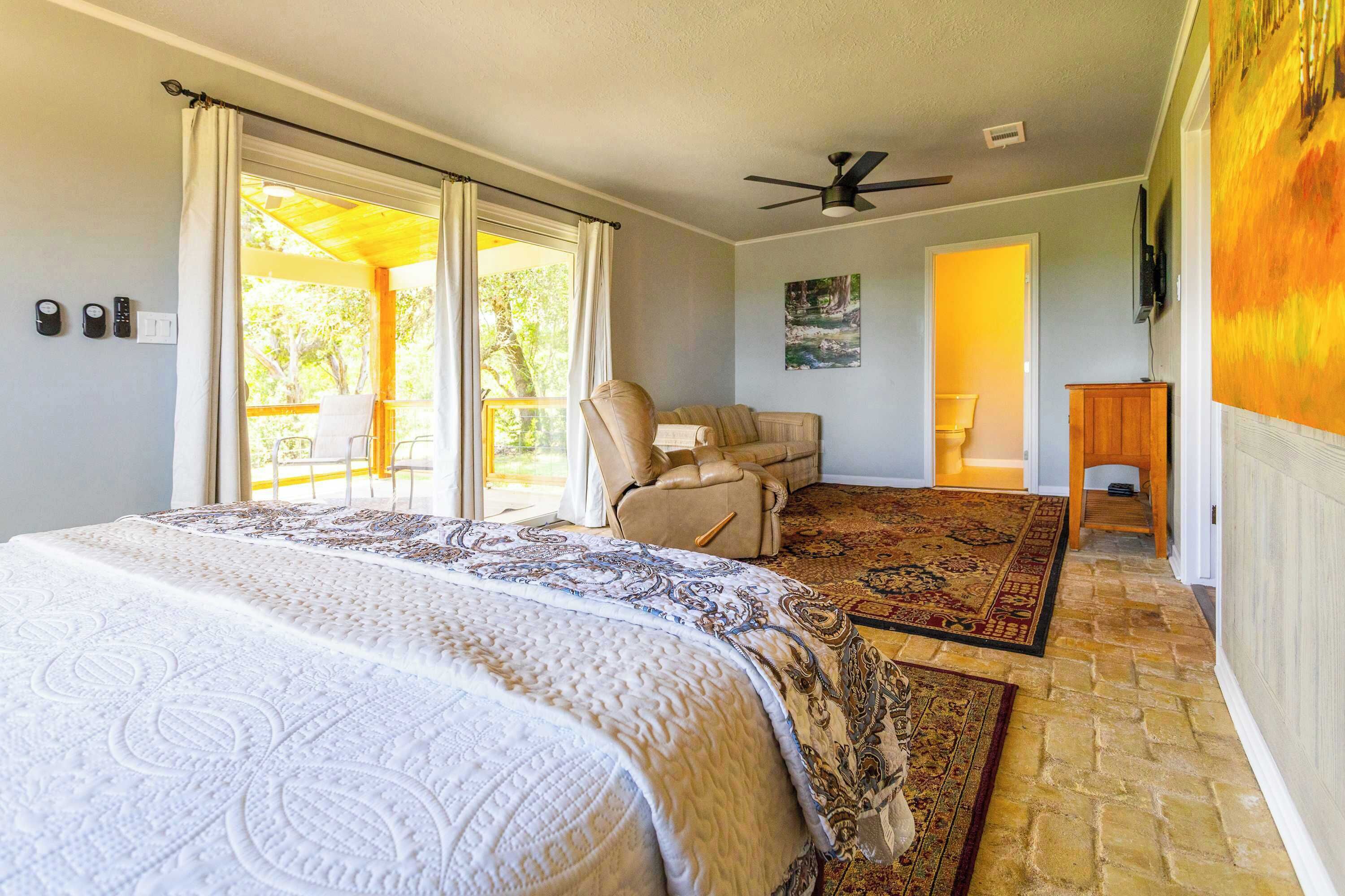 5 bedrooms, desk, iron/ironing board, WiFi