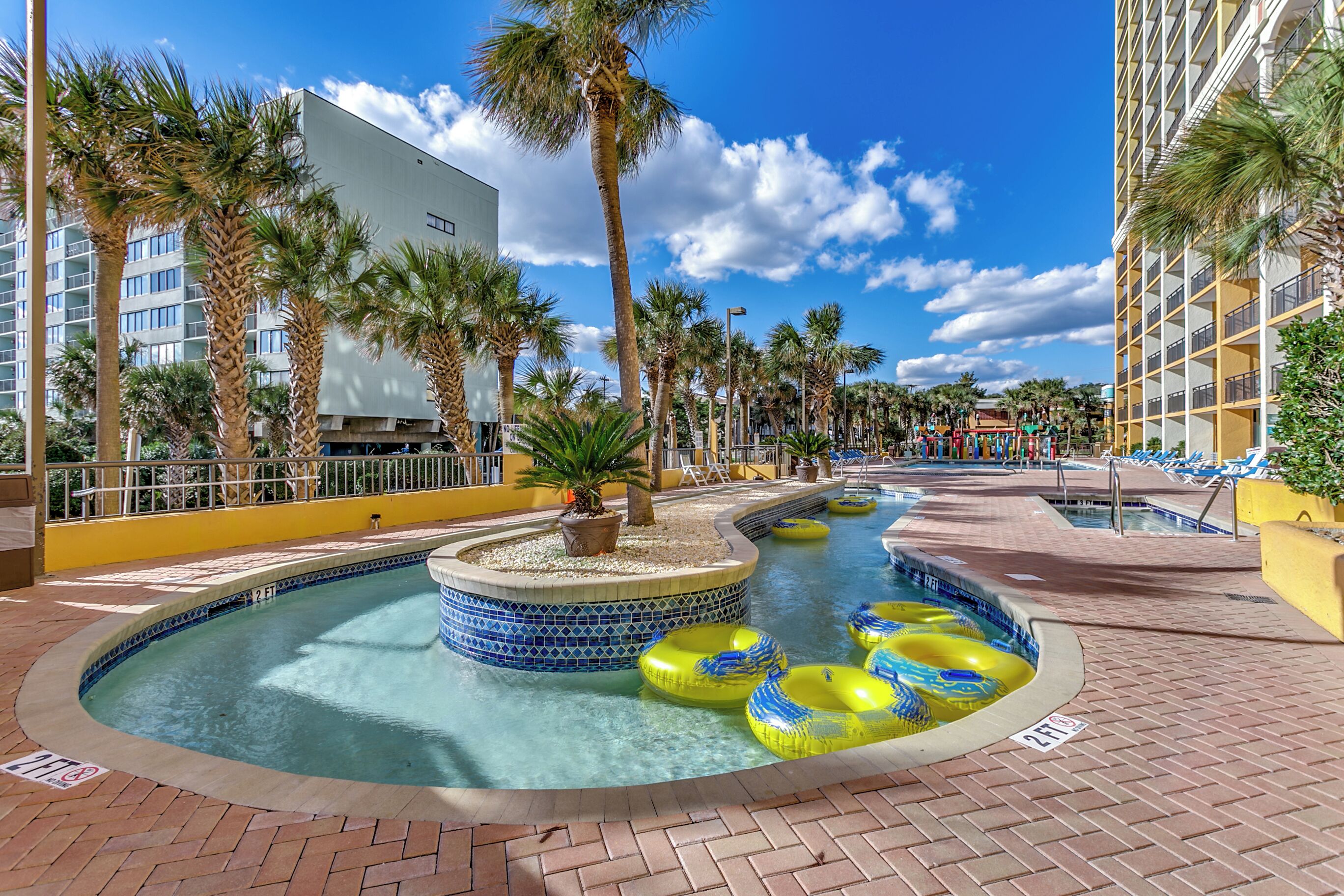 Innendørsbasseng og et oppvarmet basseng