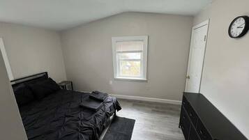 3 habitaciones, tabla de planchar con plancha, wifi y ropa de cama