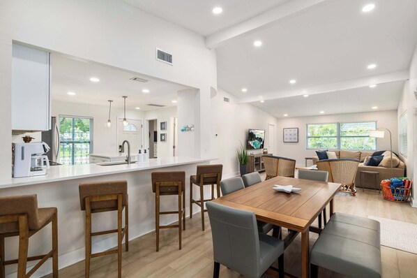 Interior - 2035 SqFt | King Bds | BBQ | W/D | No C/O Instr (Largo)