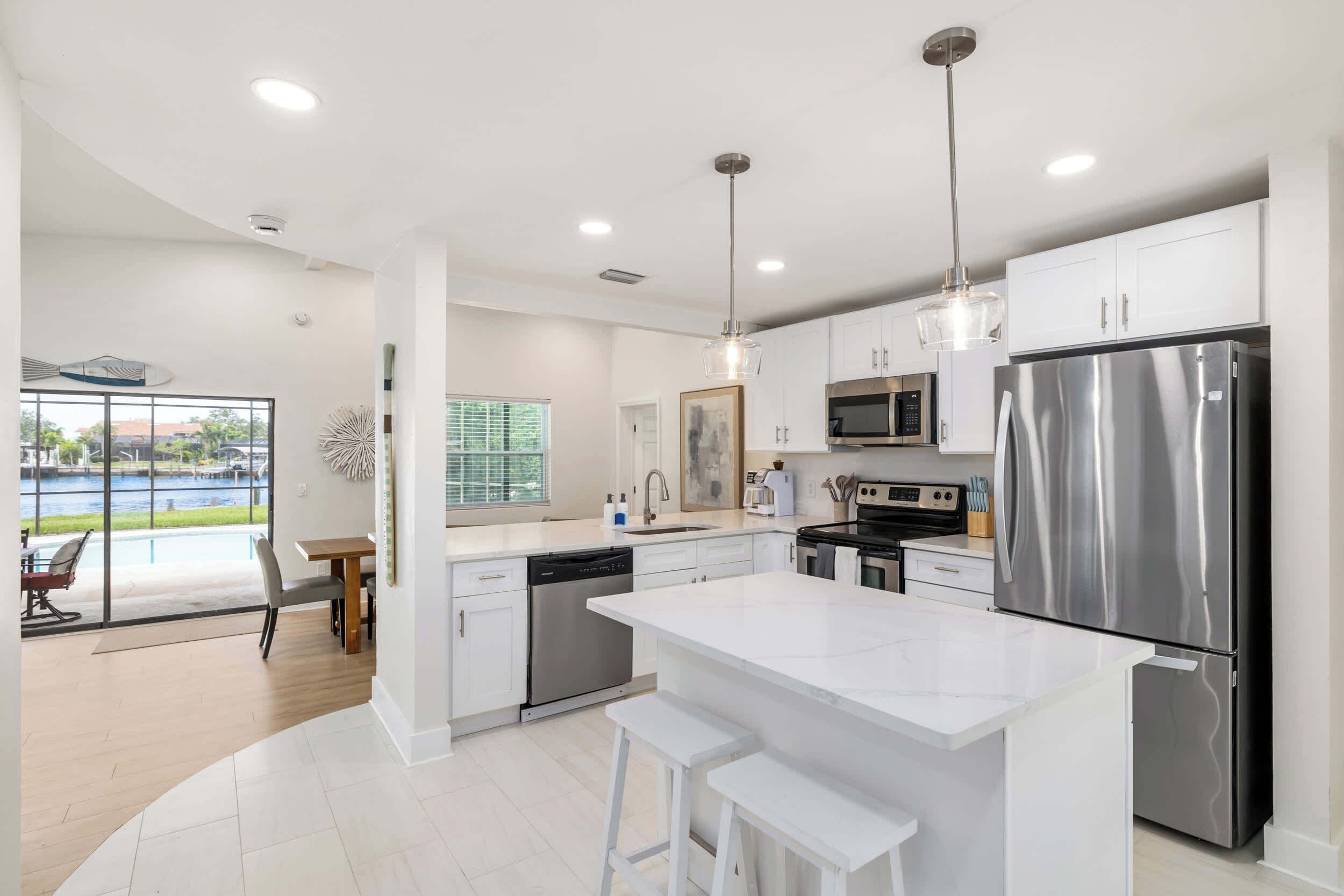 Refrigerador, microondas, horno y parrilla de estufa 