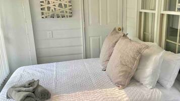 2 habitaciones, escritorio y tabla de planchar con plancha