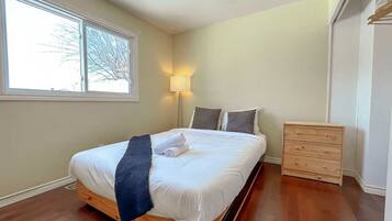 5 bedrooms, desk, iron/ironing board, WiFi