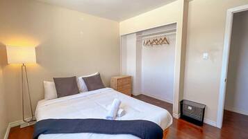 5 Schlafzimmer, Schreibtisch, Bügeleisen/Bügelbrett, WLAN