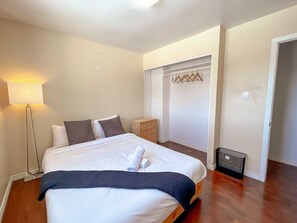 5 Schlafzimmer, Schreibtisch, Bügeleisen/Bügelbrett, WLAN