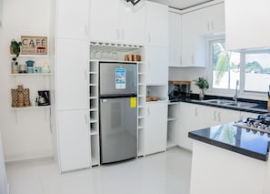 Réfrigérateur, micro-ondes, four, plaque de cuisson