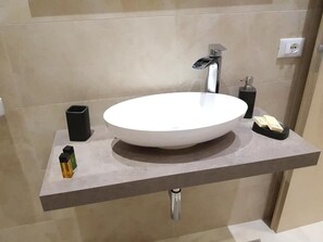 Shower, hair dryer, bidet, towels