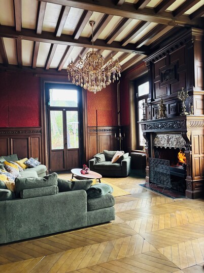 Castle with private garden, Jacuzzi, hiking and biking trails for family/friends group