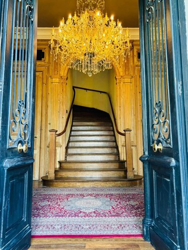 Castle with private garden, Jacuzzi, hiking and biking trails for family/friends group