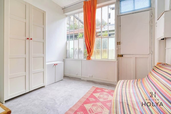 Iron/ironing board, WiFi, bed sheets