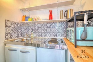Microwave, cookware/dishes/utensils