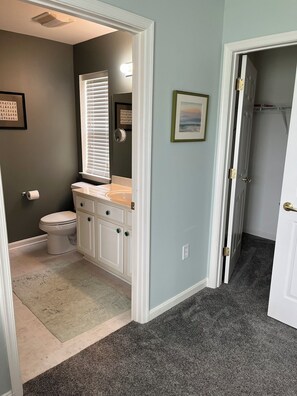 Sèche-cheveux, serviettes fournies, savon, shampoing