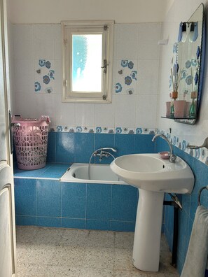 Serviettes fournies, savon, papier toilette