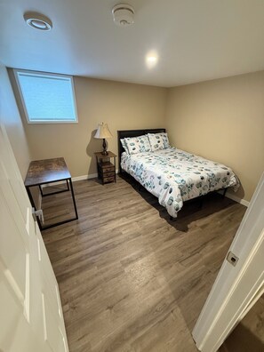 2 bedrooms, internet, bed sheets