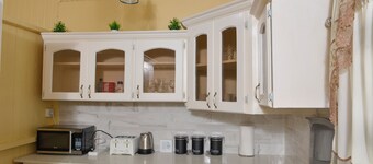 3-bedroom apartment in awesome Georgetown with AC & Generator