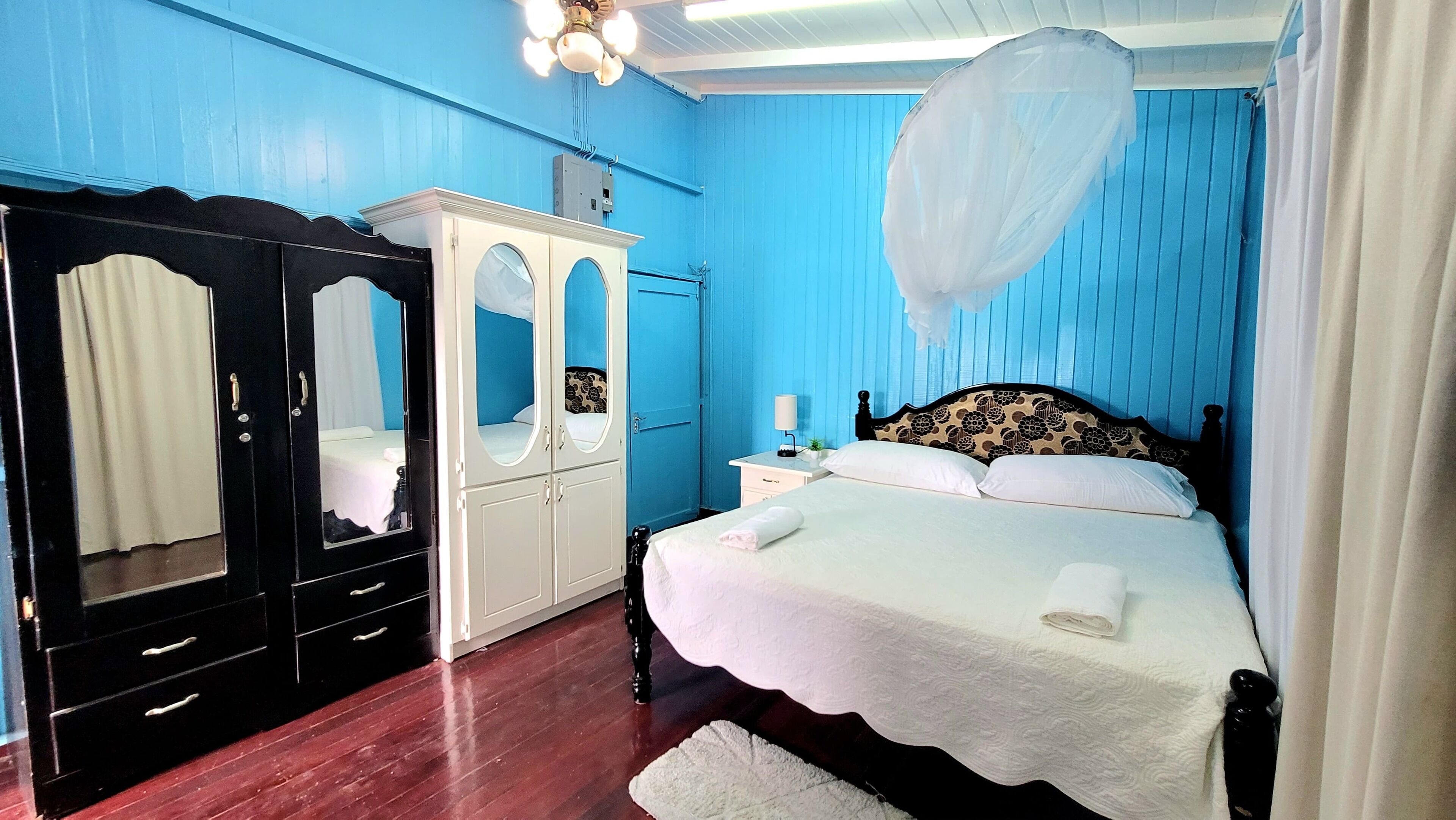 3 habitaciones, tabla de planchar con plancha, wifi y ropa de cama 