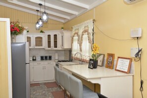 Private kitchen - 3-bedroom apartment in awesome Georgetown with AC & Generator (Georgetown)