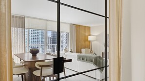 Living area - Brickell Bayview Balcony Pool  Free Parking (Miami)