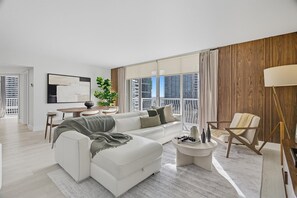 TV, offices - Brickell Bayview Balcony Pool  Free Parking (Miami)