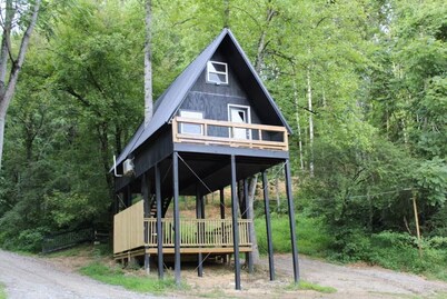 Tiny Treehouse Escape with Wi-Fi, Modern Amenities, BBQ Deck + Mountain Views