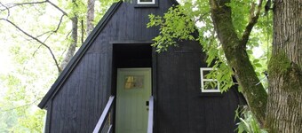 Tiny Treehouse Escape with Wi-Fi, Modern Amenities, BBQ Deck + Mountain Views