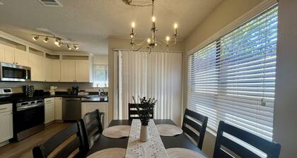 Cozy N Austin, Backyard Patio with 4Beds, Mins from Domain & DT