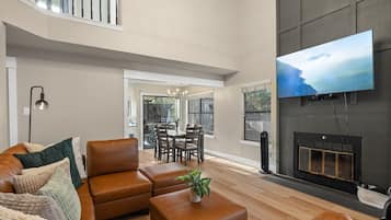 Een smart-tv en een open haard