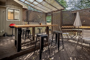 Outdoor dining - Cozy Austin Stay ★ Massage Chair • Outdoor Grill Bar • Sleeps 10 • Lake Trail (Austin)