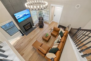 Smart TV, fireplace - Cozy Austin Stay ★ Massage Chair • Outdoor Grill Bar • Sleeps 10 • Lake Trail (Austin)